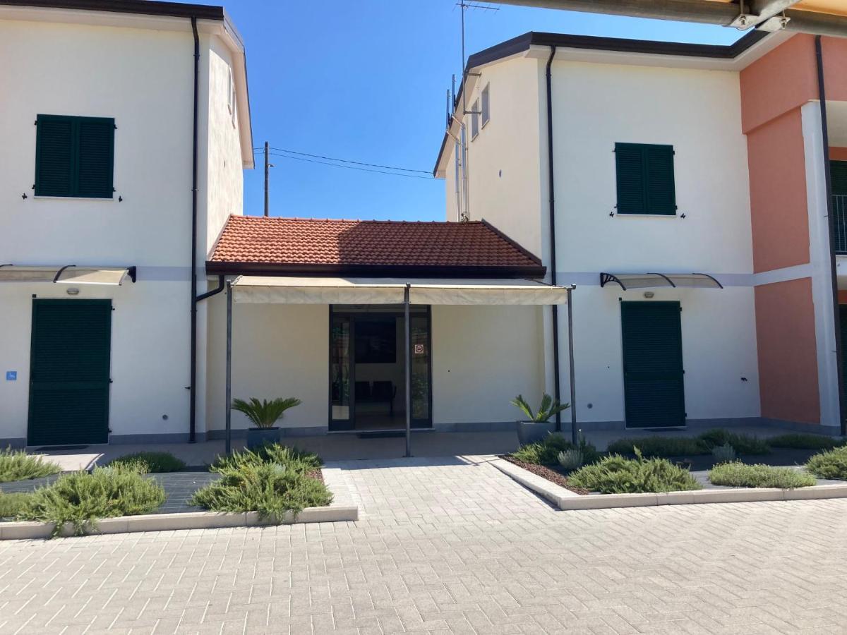 Rta La Pineta Aparthotel Sarzana Exterior foto