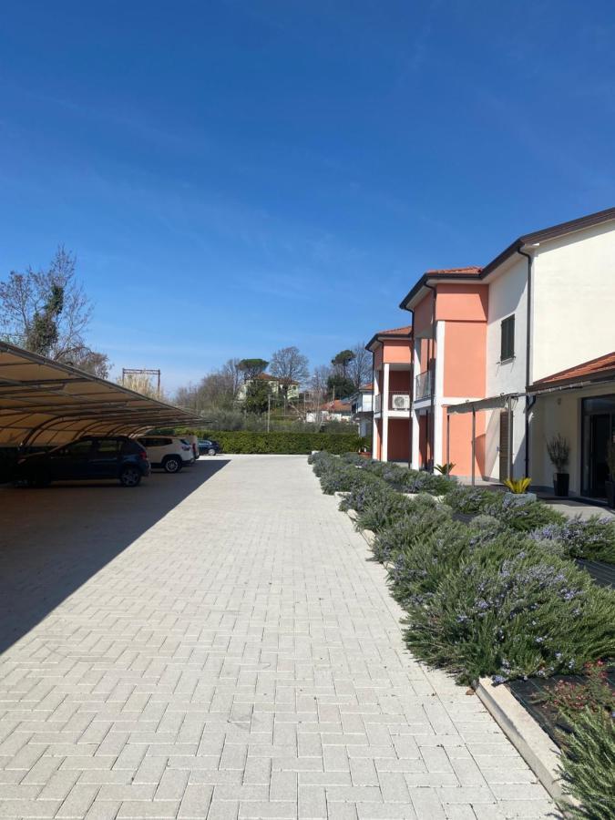 Rta La Pineta Aparthotel Sarzana Exterior foto